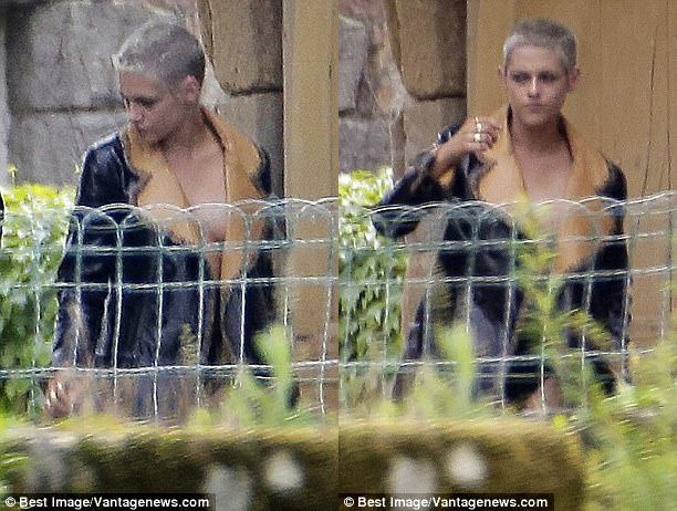 Kristen Stewart quá táo bạo khi chỉ mặc mỗi áo khoác để che vòng 1 trước nhiều con mắt - Ảnh 1.