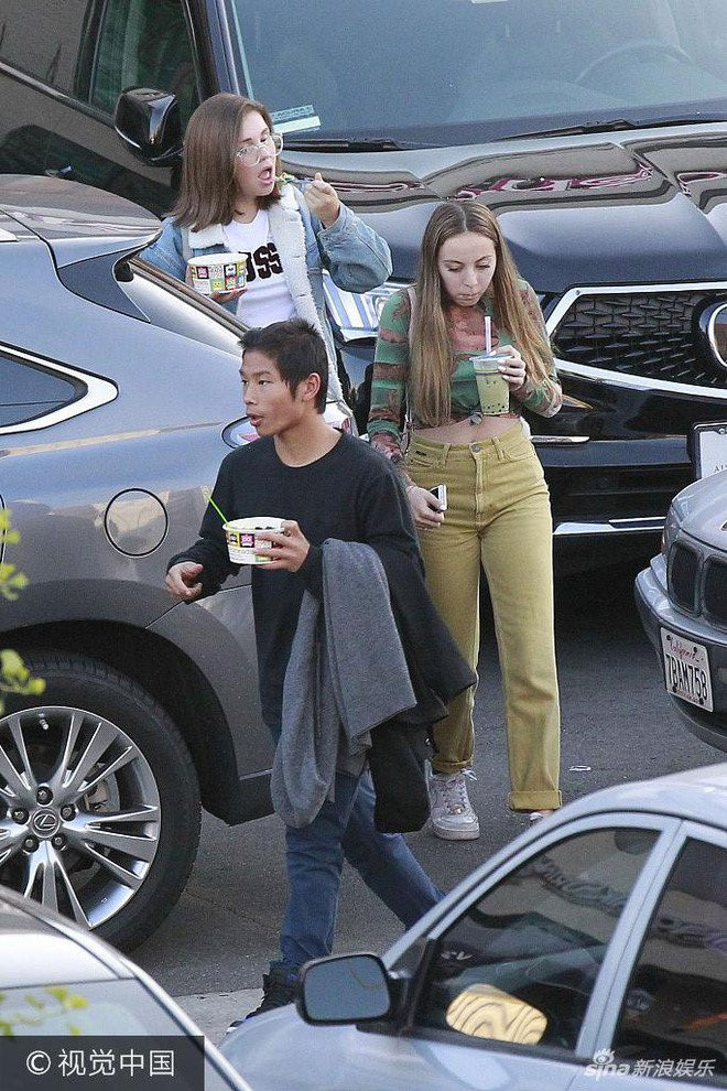 Pax Thien chung chac ben cac ban gai hinh anh 2