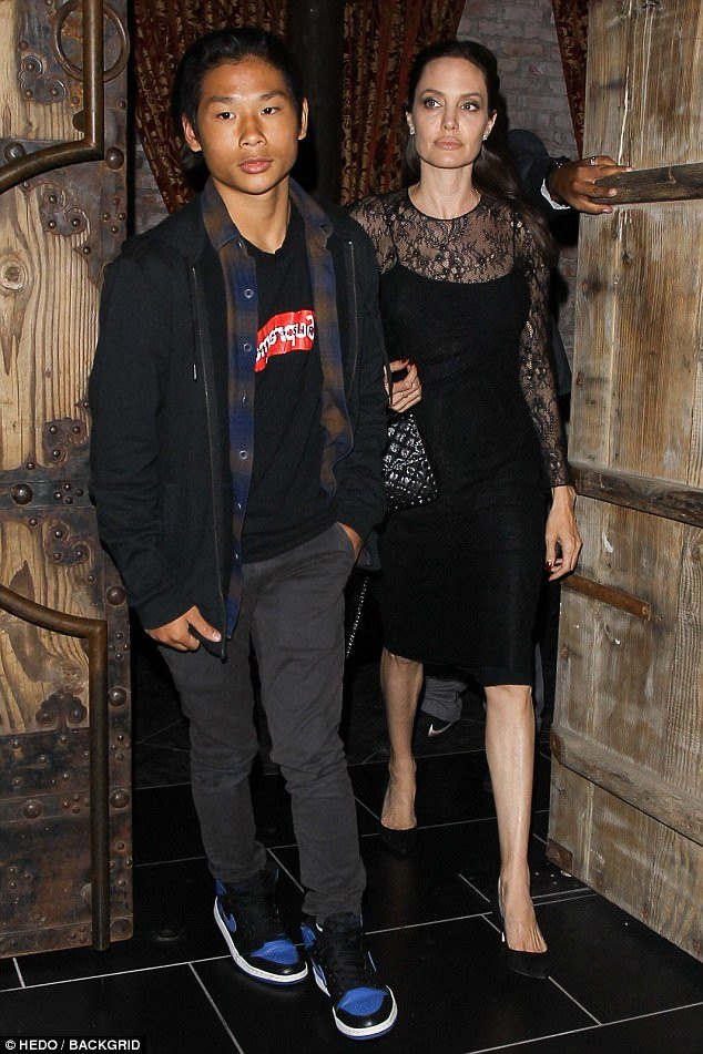 Pax Thien chung chac ben cac ban gai hinh anh 6