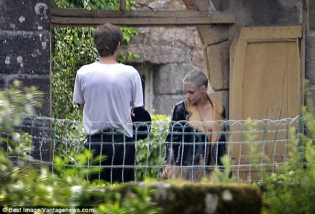 Kristen Stewart quá táo bạo khi chỉ mặc mỗi áo khoác để che vòng 1 trước nhiều con mắt - Ảnh 2.