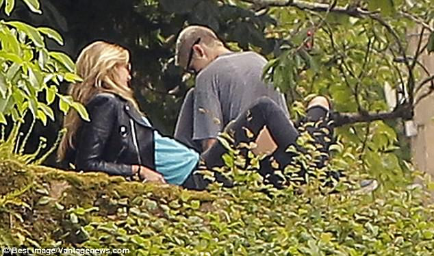 Kristen Stewart quá táo bạo khi chỉ mặc mỗi áo khoác để che vòng 1 trước nhiều con mắt - Ảnh 6.