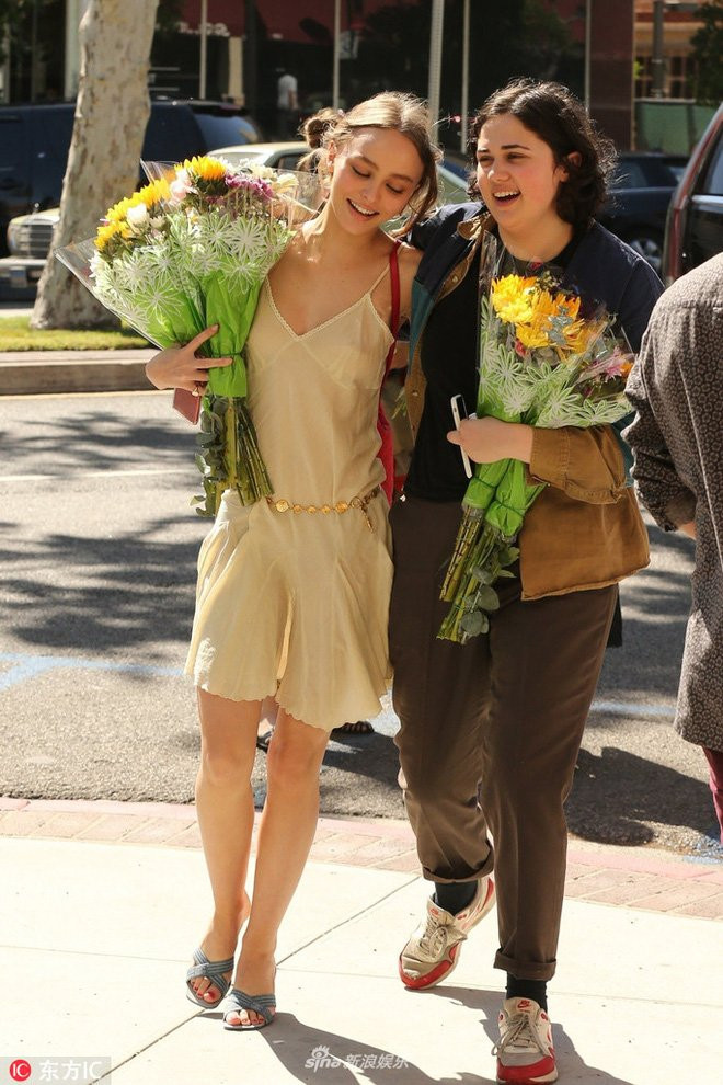 Con gái Johnny Depp đẹp lung linh trong buổi lễ tốt nghiệp trung học - Ảnh 4.