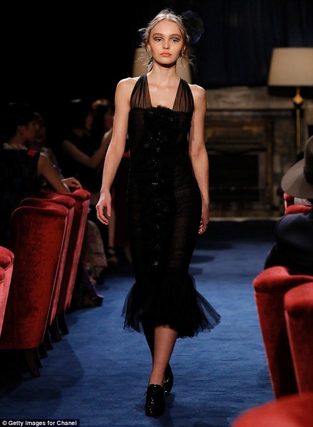 Con gái Johnny Depp đẹp lung linh trong buổi lễ tốt nghiệp trung học - Ảnh 5.