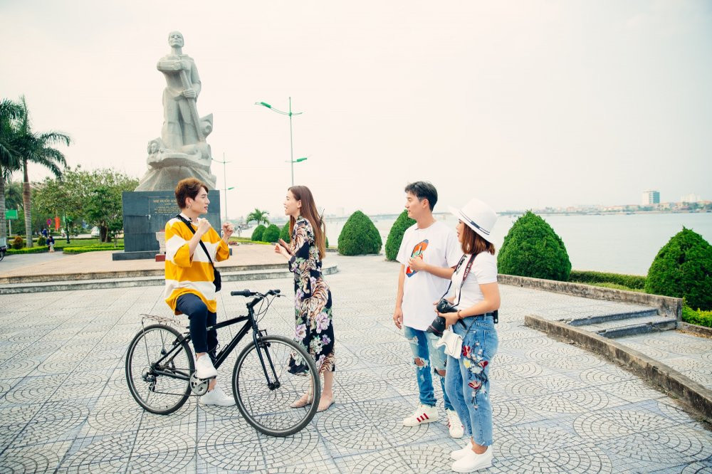 01 HO NGOC HA - BASICK - CHAU DANG KHOA VA NGUOI BAN CUA HO NGOC HA CUNG NHAU THUONG THUC CHAO BANH CANH (1)