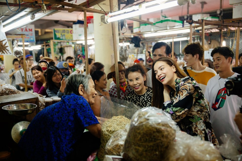 03 HO NGOC HA DUOC NGUOI DAN QUANG BINH YEU MEN VA DANH NHIEU TINH CAM DAC BIET 3