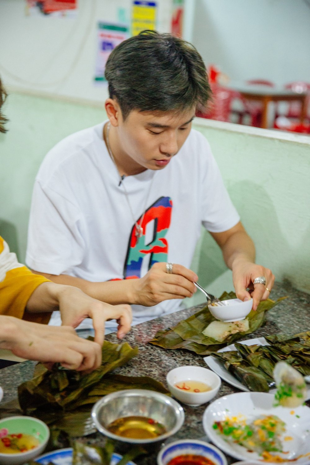 05 HO NGOC HA, BA ME, BASICK, CHAU DANG KHOA THUONG THUC BANH BOT LOC (3) 5