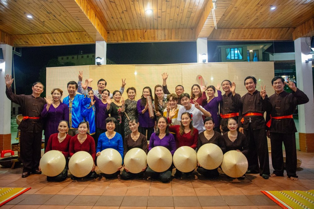 06 HO NGOC HA, BA ME, BASICK, CHAU DANG KHOA CHUP ANH LUU NIEM CUNG CAC NGHE SI HO KHOAN LE THUY 7