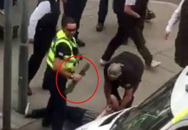 Hàng loạt fan hoảng loạn khi có người cầm mã tấu gây rối bên ngoài concert Justin Bieber - Ảnh 2.