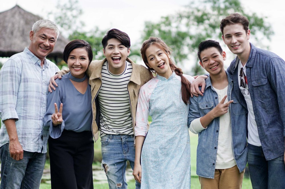 03 NOO PHUOC THINH & CAC DIEN VIEN TRONG MV (1) 3