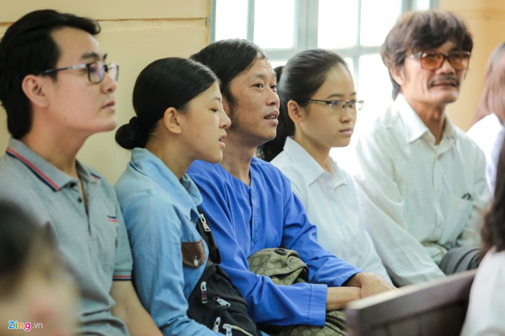 Hoai Linh den toa ung ho tinh than Ngoc Trinh kien nha hat kich hinh anh 2