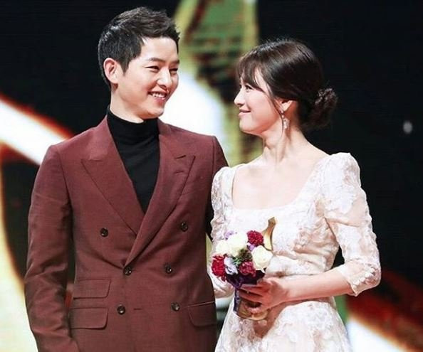 Tak-Ingin-Sendirian-Song-Joong-Ki-Rayu-Song-Hye-Kyo-Untuk-Menemaninya-di-PD-Awards 3