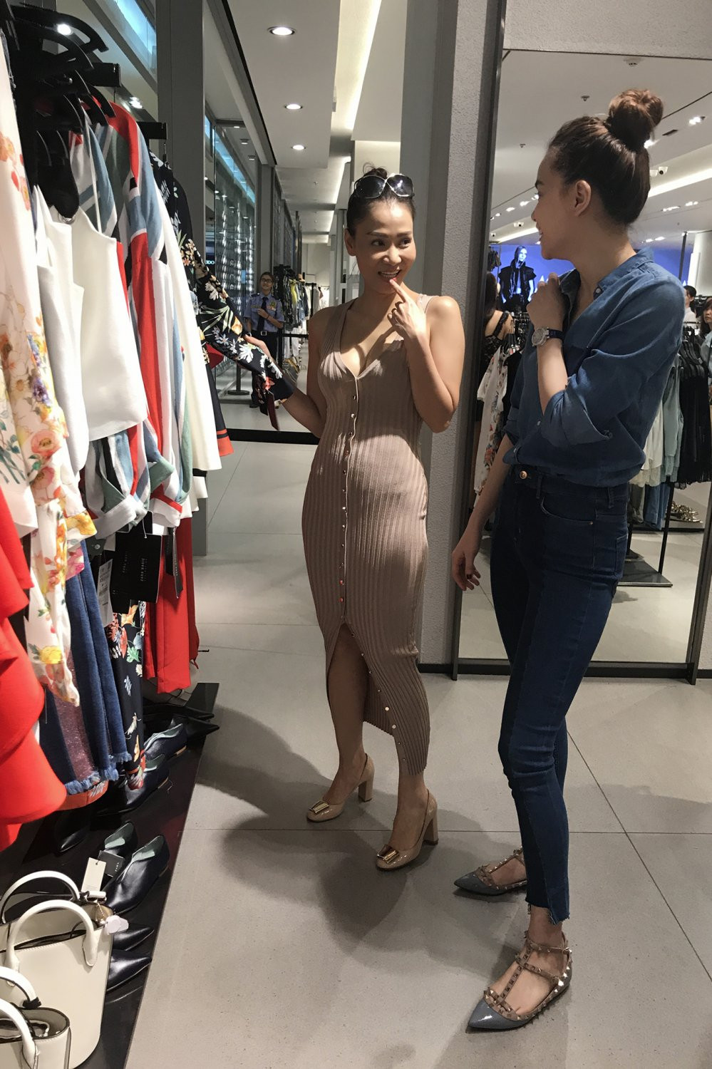 HO NGOC HA TU VAN VA CHON TRANG PHUC CHO THU MINH (1)