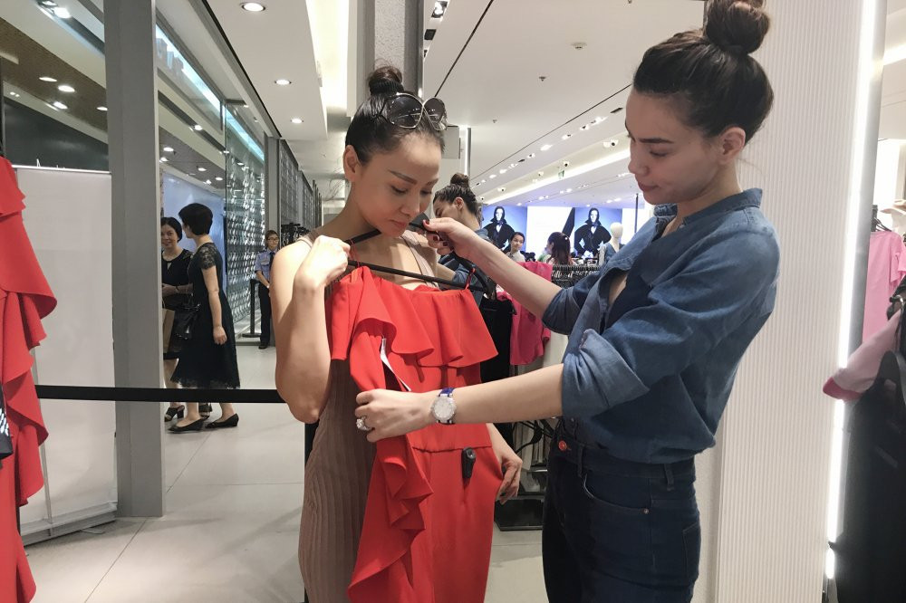 HO NGOC HA TU VAN VA CHON TRANG PHUC CHO THU MINH (2) 3