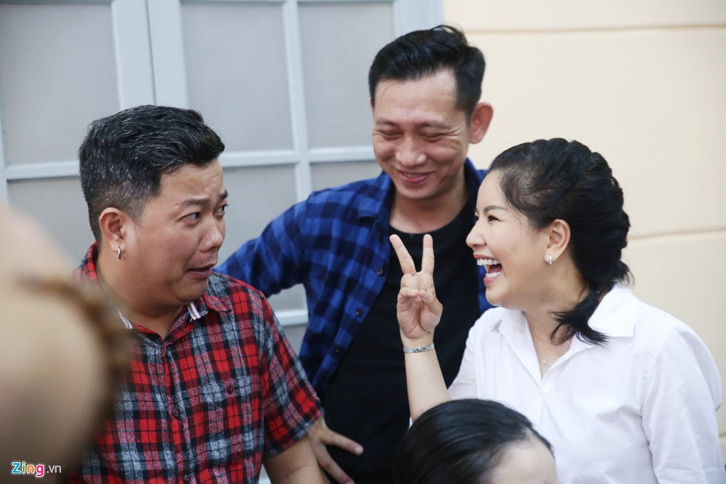 Nhieu nghe si den ung ho, Ngoc Trinh khoc trong phien xu thu 4 hinh anh 2