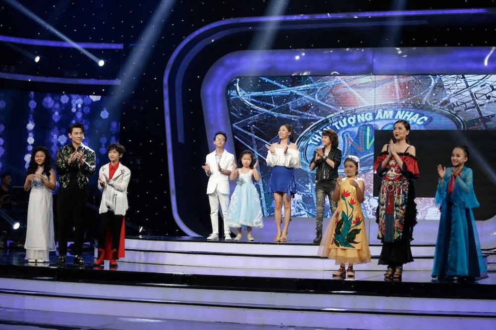 Ban giam khao va cac thanh vien trong doi cua minh