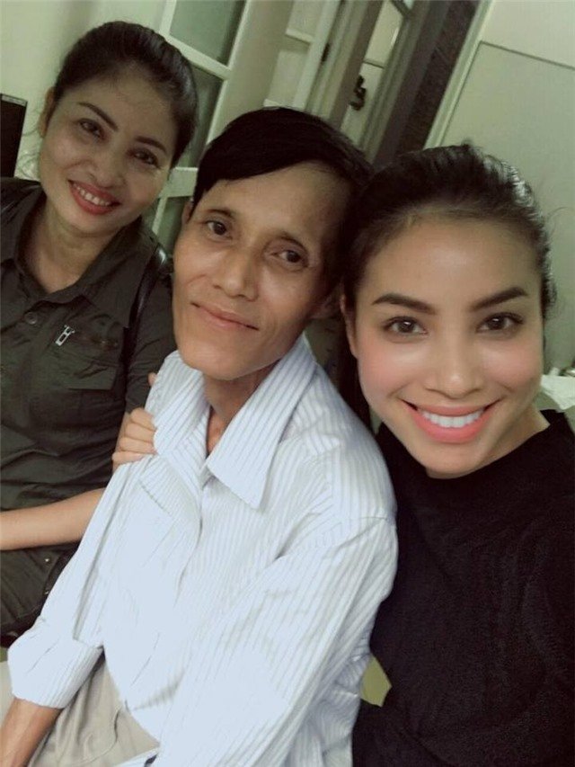 bo-me-pham-huong-thay-doi-chong-mat-sau-khi-con-gai-dang-quang-hoa-hau_2_02 3