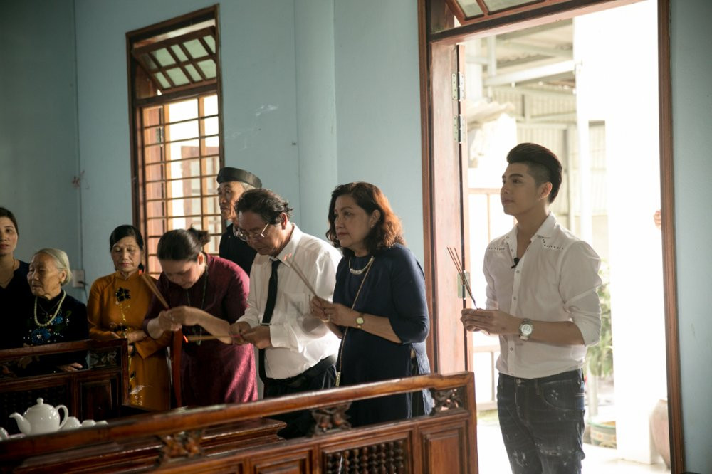 01 NOO PHUOC THINH CUNG GIA DINH VE THAM HO HANG TAI HUE (3)