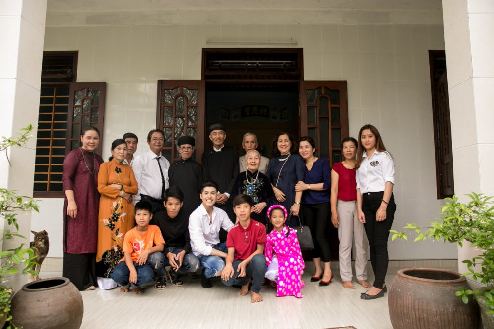 01 NOO PHUOC THINH CUNG GIA DINH VE THAM HO HANG TAI HUE (4) 3