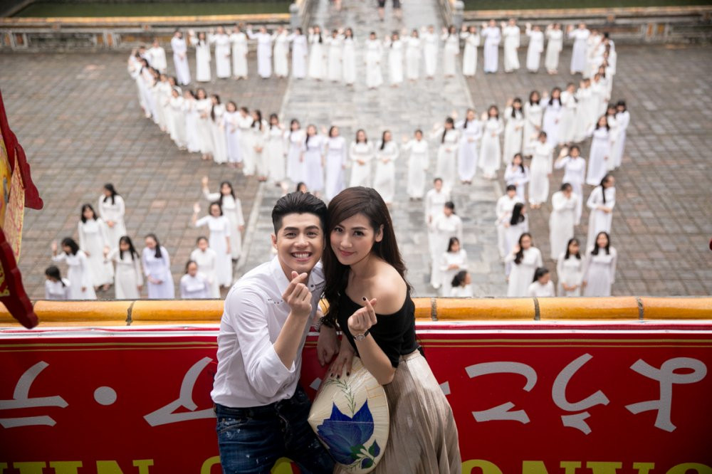 05 100 NU SINH XEP THANH TRAI TIM VA CHU 'HUE' TAO BAT NGO CHO NOO PHUOC THINH & TU ANH (2) 9