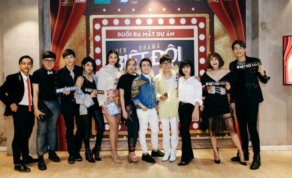 TAP THE DIEN VIEN VA KHACH MOI TAHM DU BUOI GIOI THIEU DU AN