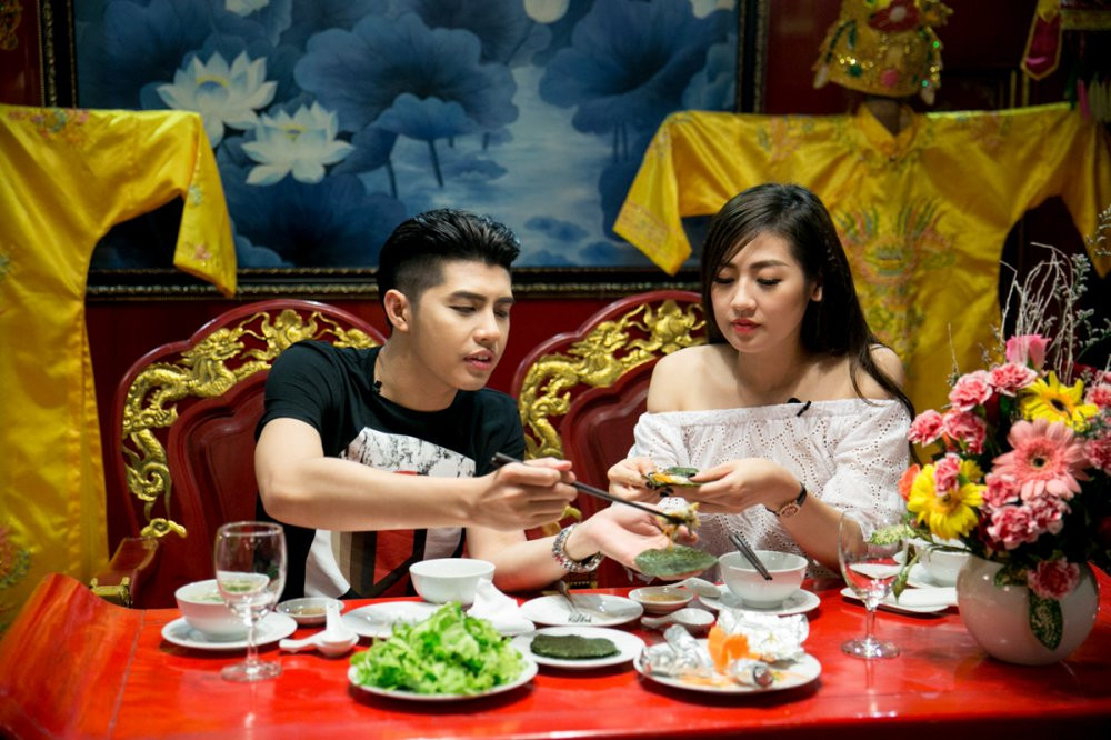 07 NOO PHUOC THINH, TU ANH THUONG THUC BUA AN TREN THUYEN NGU (1) 3