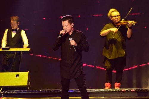 tuan-hung-gay-chu-y-khi-cam-2-micro-bieu-dien-tren-san-khau-lph_1411.jpg-1465756863-width500height333 5