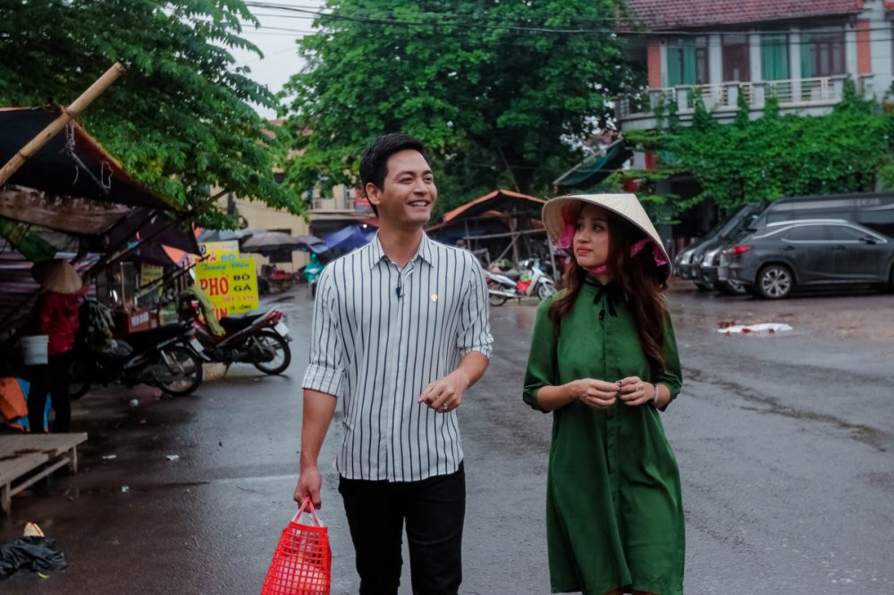 02 PHAN ANH & VAN HUGO DI CHO TAI LANG CO (2) 6