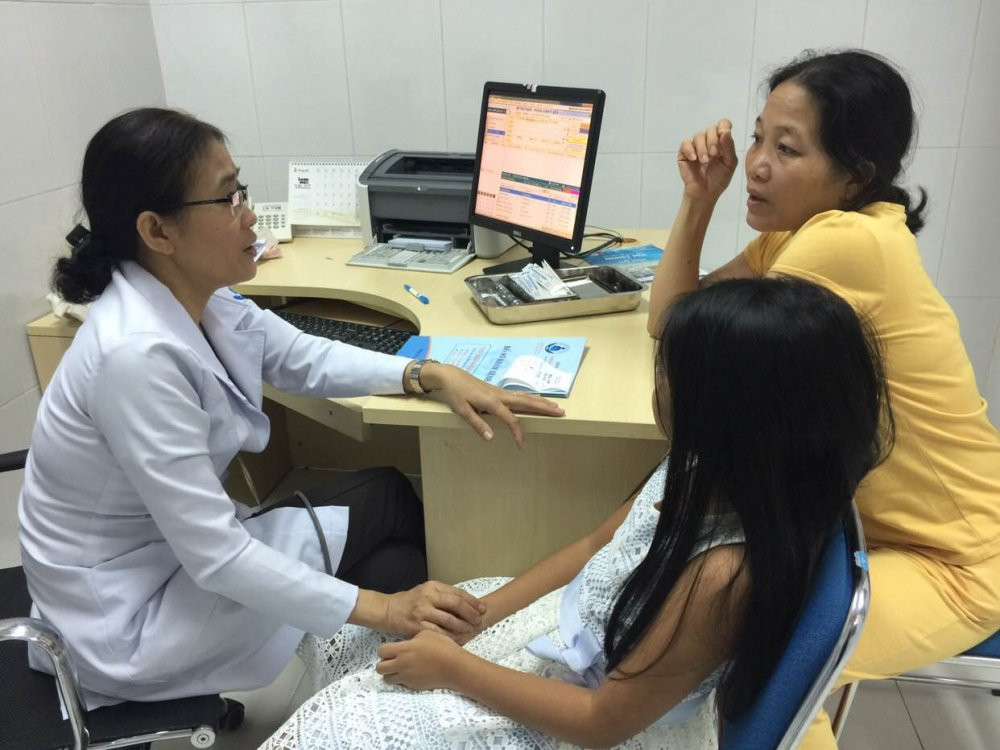 BS dang kiem tra suc khoe cho Thu Uyen