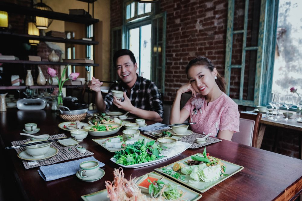 01 PHAN ANH & VAN HUGO THUONG THUC BUA COM VOI NHUNG MON AN QUEN THUOC CUA NGUOI HA NOI (2)