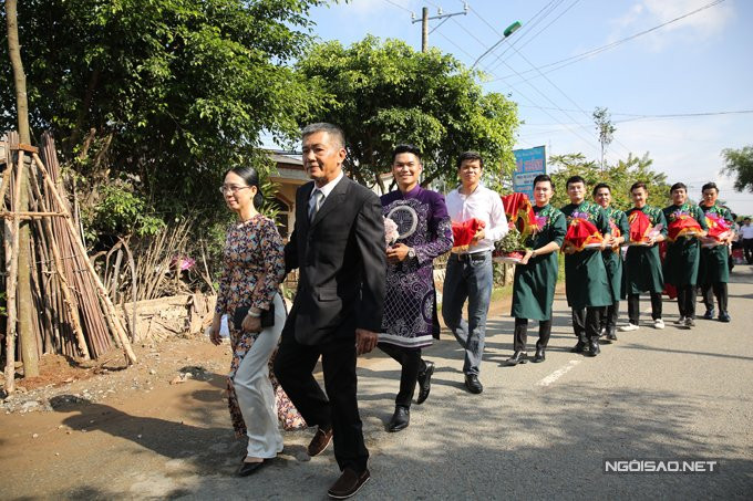 trung-kien-di-xe-mui-tran-sang-trong-den-hoi-cuoi-le-phuong-9