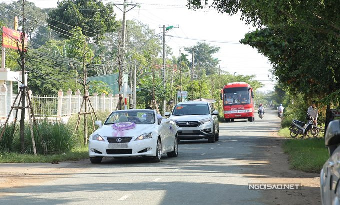 trung-kien-di-xe-mui-tran-sang-trong-den-hoi-cuoi-le-phuong-1
