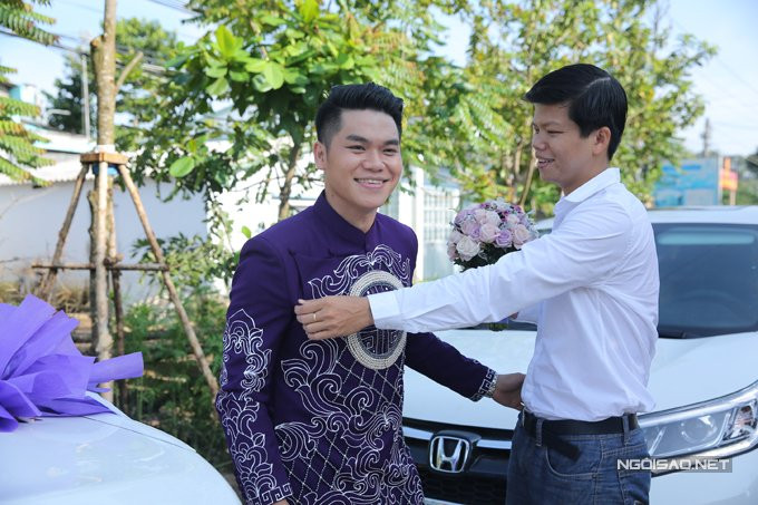 trung-kien-di-xe-mui-tran-sang-trong-den-hoi-cuoi-le-phuong-4