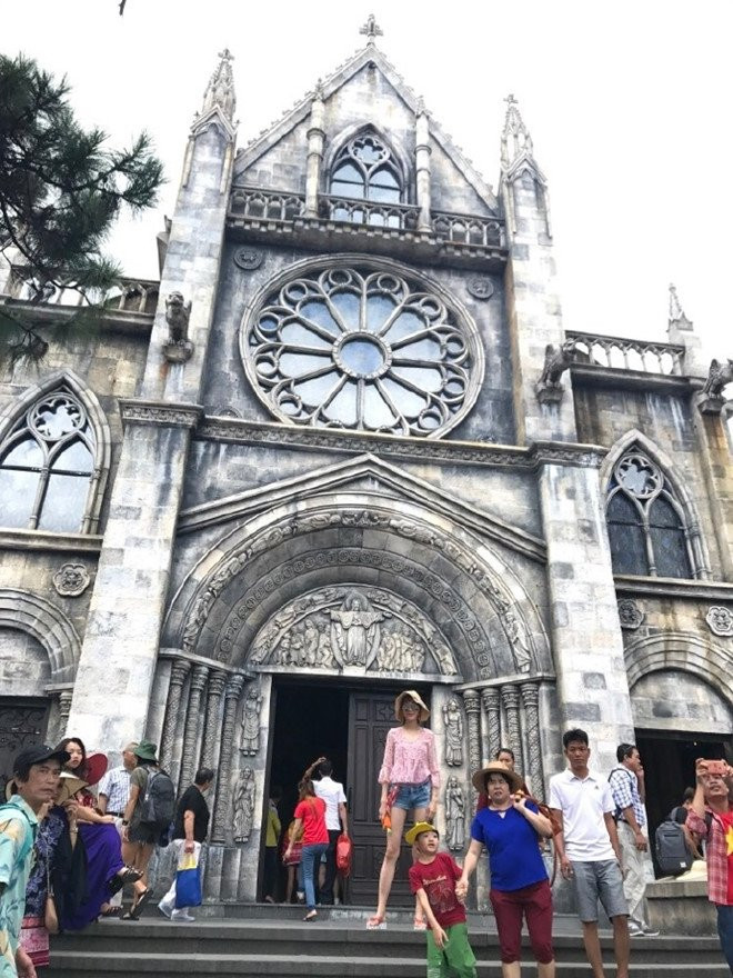 Vo chong 'Doan Du' Tran Hao Dan dang nghi duong o Da Nang hinh anh 2