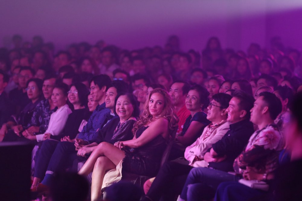 04 DONG DAO NGHE SI DEN THAM DU DEM NHAC CUA HO NGOC HA 7