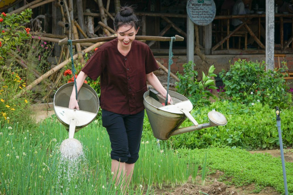 03 QUYNH CHI TRAI NGHIEM LAM VUON TAI LANG RAU TRA QUE (4) 5