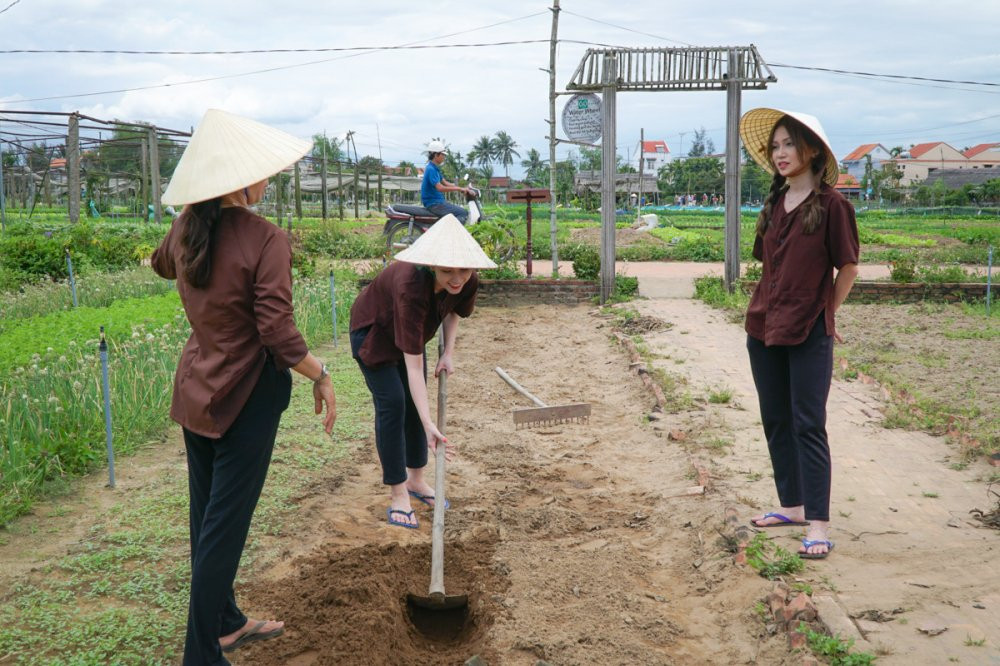 03 SI THANH - QUYNH CHI TRAI NGHIEM LAM VUON TAI LANG RAU TRA QUE (1) 7