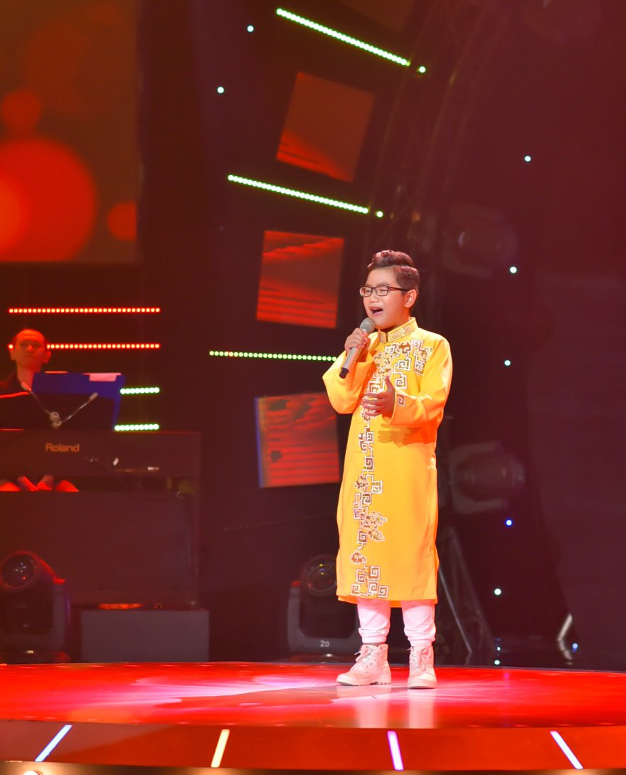 astsn-192 gia kiet trinh bay ca khuc dong mau lac hong