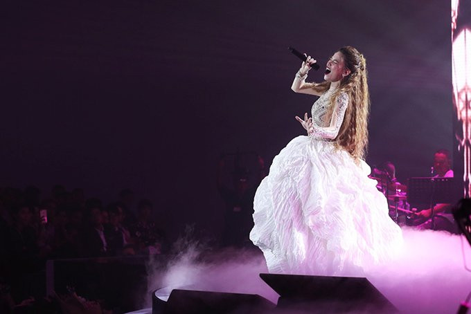 dien-vay-cuoi-len-san-khau-ho-ngoc-ha-dich-thi-muon-lam-co-dau-lam-roi-6a-1503462341-width680height454 5