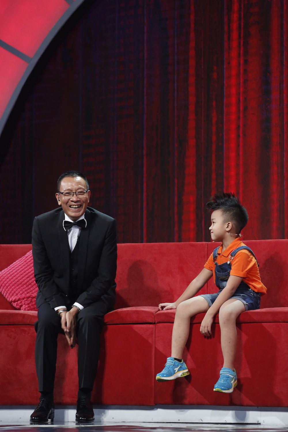 Mat troi be con - MC Lai Van Sam cung thi sinh 4 5