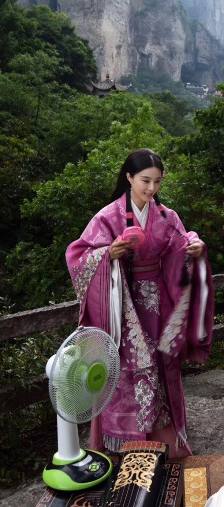 Anh hau truong phim co trang cua Pham Bang Bang gay chu y hinh anh 1