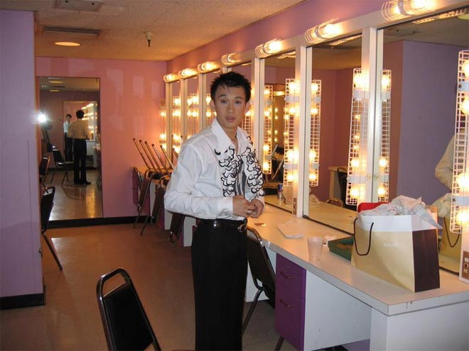 sao-viet-24h-mr-dam-ti-mi-cham-soc-chuan-bi-trang-phuc-cho-duong-trieu-vu-damvinhhung1-1495761564-width660height495 15