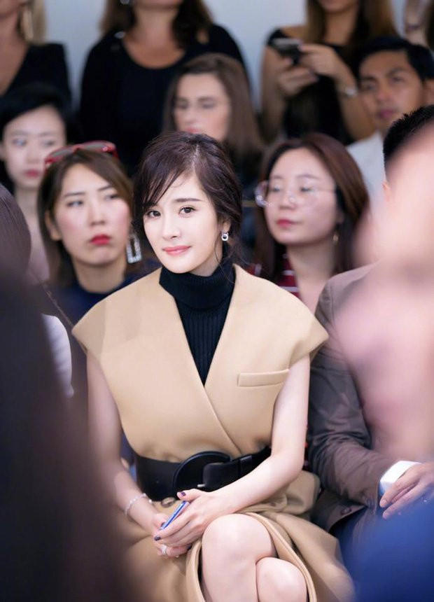 Dương Mịch khoe nhan sắc đỉnh cao cùng thần thái sang chảnh bên Dạ Hoa Triệu Hựu Đình - Ảnh 3.