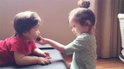 cadie-moc-tra-bi-om-van-het-long-cham-soc-em-trai-ed-1470126886-width500height281 27