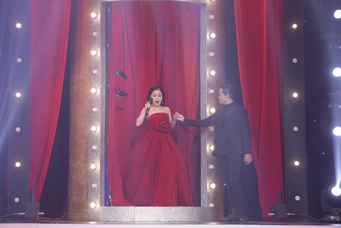 hinh-anh-huong-tram-nga-song-soai-tren-san-khau-bi-cat-khi-len-song