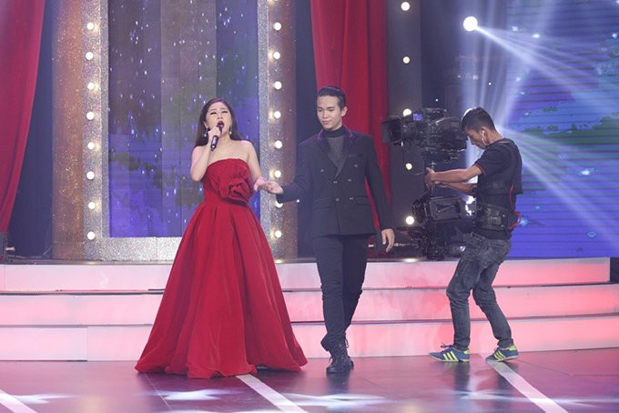 hinh-anh-huong-tram-nga-song-soai-tren-san-khau-bi-cat-khi-len-song-2