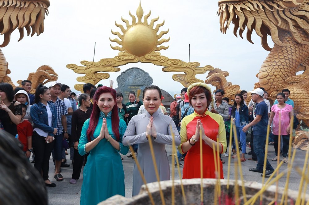 Viet Huong tai hien hinh anh cua Me trong MV ve Phat phap (1) 3