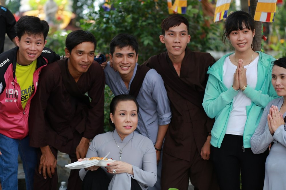 Viet Huong tai hien hinh anh cua Me trong MV ve Phat phap (2) 3