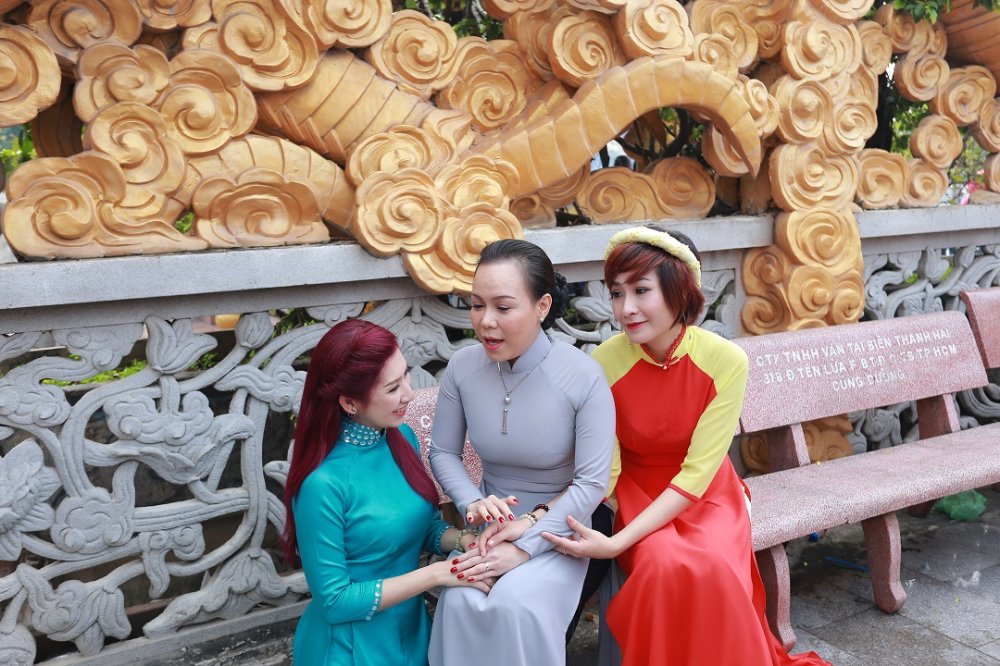 Viet Huong tai hien hinh anh cua Me trong MV ve Phat phap (8) 5