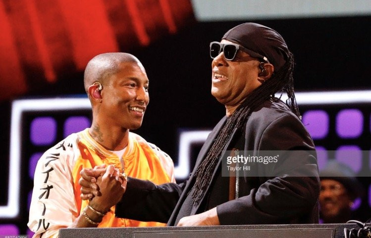 CA SI - HLV THE VOICE US PHARRELL WILLIAMS & HUYEN THOAI AM NHAC MY STEVIE WONDER 10
