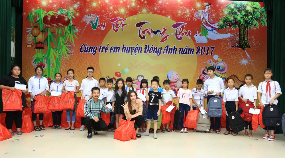 05 HO NGOC HA CHUP ANH CUNG CAC EM THIEU NHI (1) 3